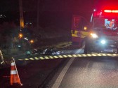 Grave acidente entre carro e moto deixa um morto e uma mulher ferida na BR-163