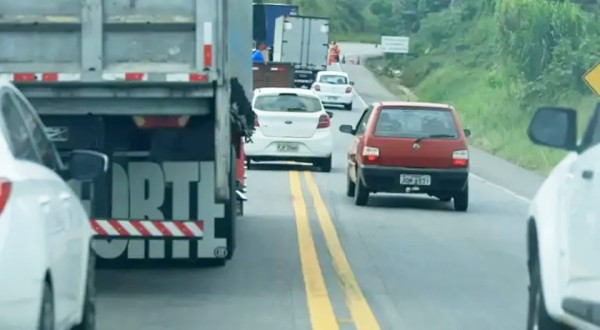 CNH suspensa e multa pesada: projeto quer fim de ultrapassagens perigosas