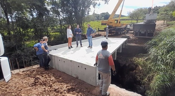 Administração municipal realiza obra da tão sonhada ponte de concreto da Linha Campinho