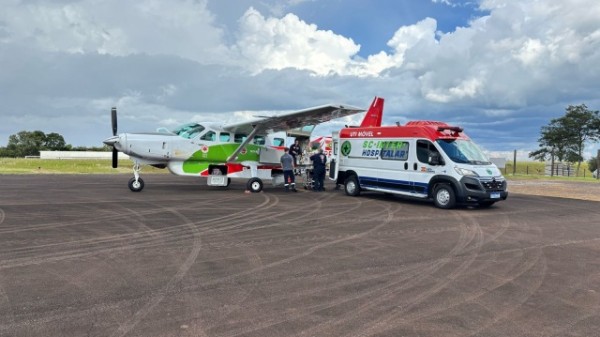 Bebê recém-nascida com infecção intestinal é transferida de avião de São Miguel do Oeste para Lages