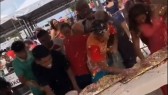 Virou guerra! Bolo de 62 metros é ‘destruído’ em segundos em festa de aniversário de cidade