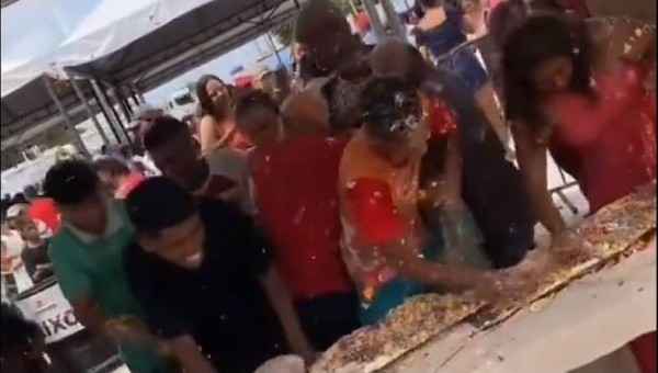 Virou guerra! Bolo de 62 metros é ‘destruído’ em segundos em festa de aniversário de cidade