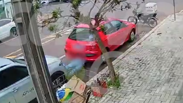 Contrabandista tenta se esconder embaixo de carro