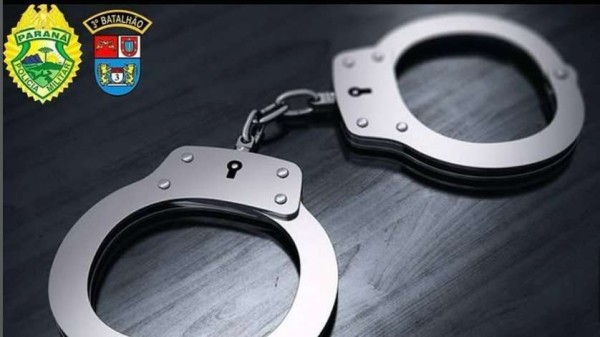 Homem é preso em fuga com cigarros contrabandeados