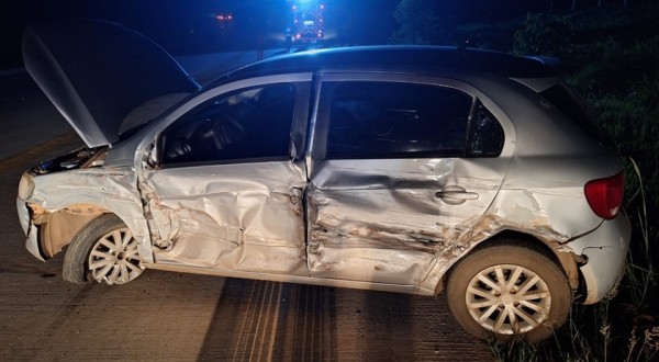 Colisão entre carro e caminhão mobiliza os socorristas do Corpo de Bombeiros na BR 163