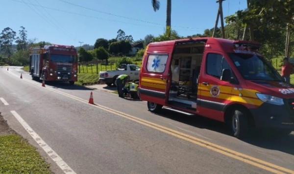 Mulher fica ferida em colisão entre moto e carro