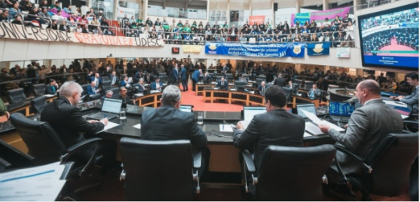 Deputados de SC aprovam aumento dos próprios salários em menos de um minuto