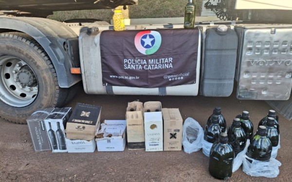 Polícia apreende 48 pneus, 8 caixas de vinho e 40 litros de azeite em fiscalização no Oeste