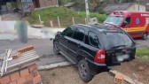 Mulher morre atropelada pelo próprio carro em garagem de casa em SC