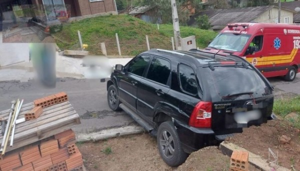 Mulher morre atropelada pelo próprio carro em garagem de casa em SC