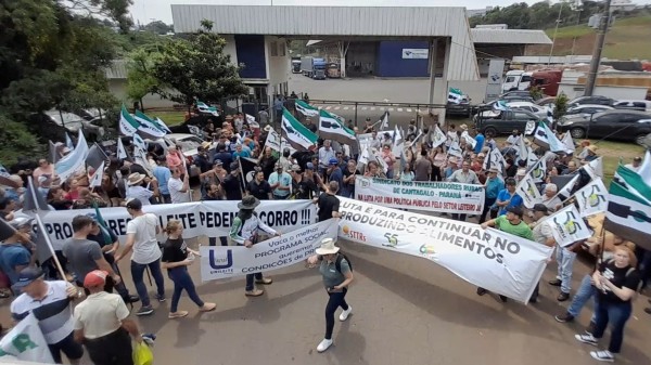 Manifestação em prol do Leite reúne dezenas de agricultores