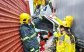 Carro fica irreconhecível após ser prensado por caminhões, mas motorista sobrevive