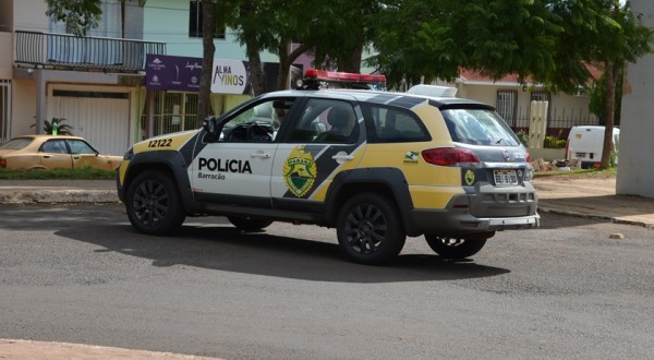 Mulher se liberta de cárcere privado, aciona a PM e homem é preso