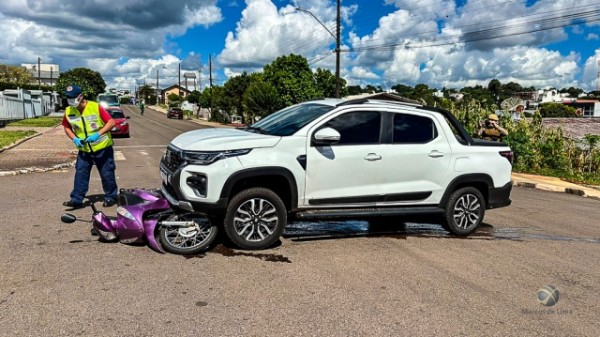 Motociclista fica ferida em colisão com camionete no Bairro São Luiz