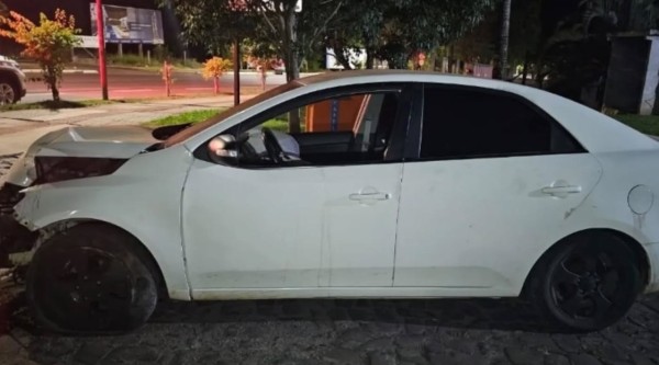 Motorista abandona veículo após colisão contra poste durante a madrugada