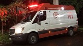Homem é esfaqueado pelas costas em frente a boate no centro