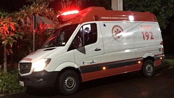 Homem é esfaqueado pelas costas em frente a boate no centro