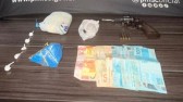 Polícia flagra tráfico de drogas e prende três pessoas