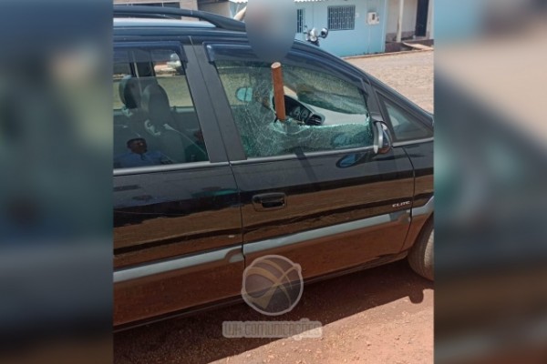 Homem ataca carro do prefeito com enxada e é baleado pela PM