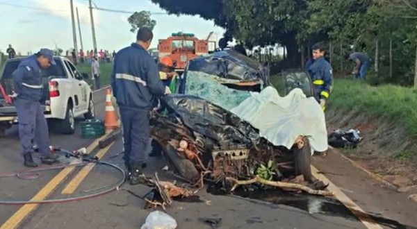 Dois ex-prefeitos morrem em acidente entre carro e caminhão na PR-567