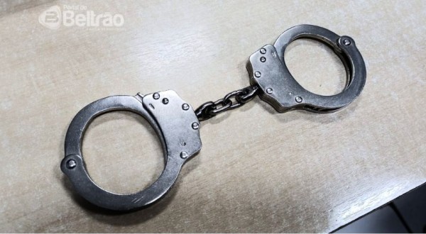 Polícia prende suspeito com mandado de prisão após reconhecimento em câmeras de segurança