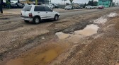 Asfalto recém-executado na BR-163 cede e motoristas aguardam reparos