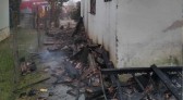 Criança e outras duas vítimas morrem carbonizadas em incêndio em residência