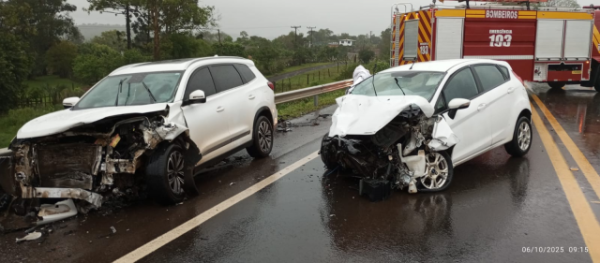 Caminhão e dois carros se envolvem em colisão na BR-282