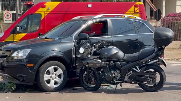Colisão entre caminhonete e motocicleta deixa motociclista ferido