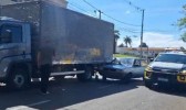 Colisão entre carro e caminhão é registrada no centro