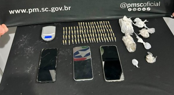 PM apreende adolescente, prende dois homens e encontra drogas, munições e balança de precisão
