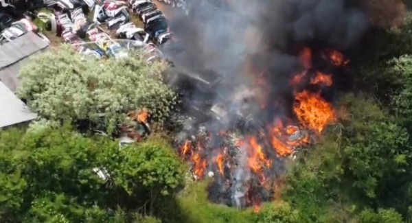 Incêndio destrói depósito de autopeças e dois veículos