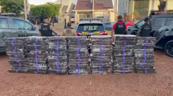 PRF e PM descobrem depósito de maconha em lava car