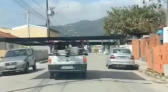 Saveiro carrega placa gigante, desvia de carros e quase causa acidente em SC