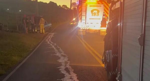 Bombeiros controlam incêndio em Saveiro