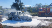 Veículo é destruído por incêndio no interior