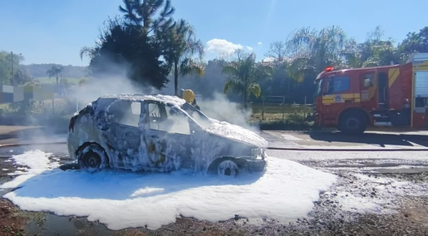 Veículo é destruído por incêndio no interior