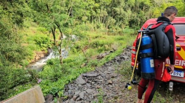 Adolescente salva irmã, mas morre afogado no interior de Chapecó