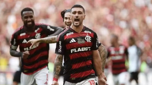 Pedro marca duas vezes, Flamengo goleia o Corinthians e lidera o Brasileirão