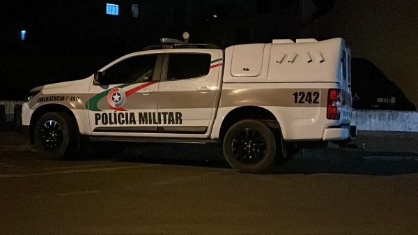 Homem danifica veículo e é contido pela Polícia Militar após tentativa de fuga