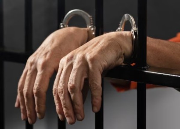 Homem embriagado é preso após desacatar policiais, resistir à prisão e causar transtornos em via pública