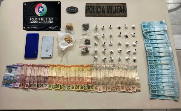 Dois homens são detidos traficando drogas
