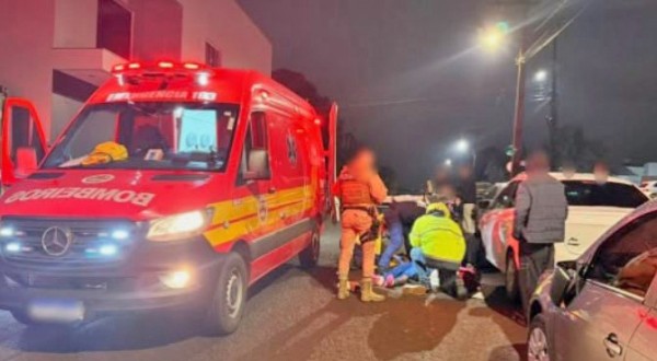 Mulher sofre dois acidentes de moto na mesma noite em São Miguel do Oeste