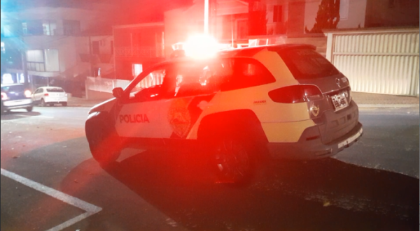 Criança é baleada no colo do pai assassinado por atirador encapuzado