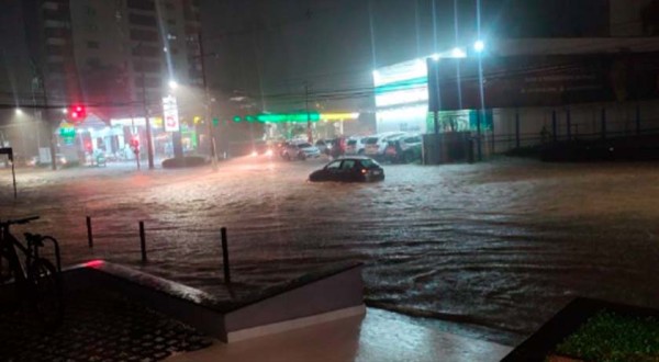 Chuva intensa causa diversos alagamentos