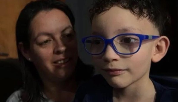 Mãe cancela viagem após filho passar mal e os dois escapam de acidente que matou 23 pessoas