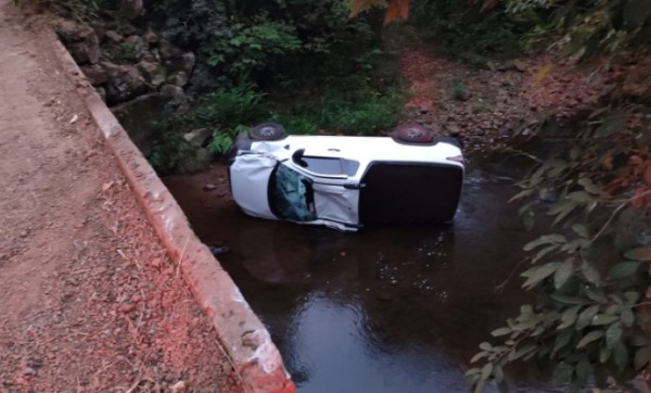 Veículo sai da pista e cai em rio no interior