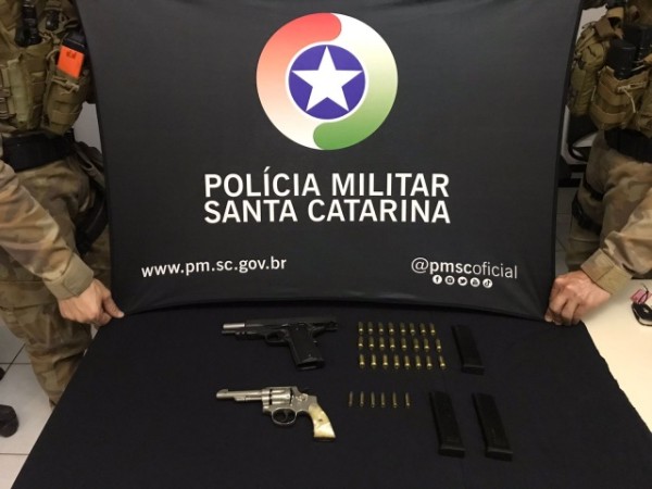 Homem é preso com arma de uso restrito no interior