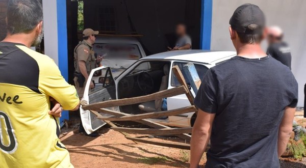 Ladrão barbeiro bate veículo após furto e foge em seguida
