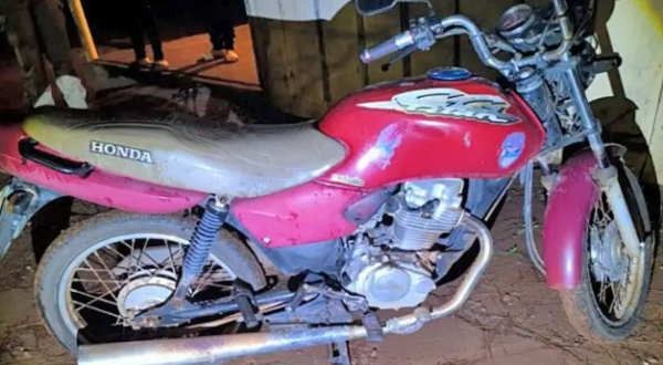 Motocicleta furtada é recuperada pela PM